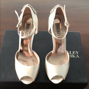 BADGLEY MISCHKA Ivory Satin Pumps- size 7.5